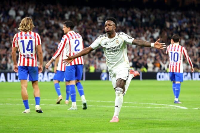Vinicius Junior von Real Madrid bejubelt seinen Treffer zum 3:0 im Madrider Derby gegen Atlético de Madrid im Estadio Santiago Bernabéu am 22. März 2026 in Madrid. Foto: Florencia Tan Jun / Getty Images
