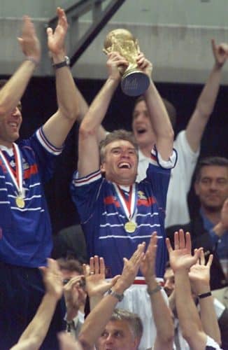 Der Franzose Didier Deschamps wird am 12. Juli 1998 im Stade de France in Saint-Denis nach einem 3:0 gegen Titelverteidiger Brasilien Weltmeister 1998. (ELECTRONIC IMAGE) AFP PHOTO PATRICK HERTZOG