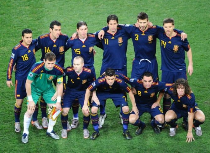 Die spanische Fußballnationalmannschaft posiert vor dem Anpfiff des Finales der Fußball-Weltmeisterschaft 2010 gegen die Niederlande im Soccer-City-Stadion in Soweto, einem Vorort von Johannesburg, am 11. Juli 2010. (Stehend von links nach rechts) Stürmer Pedro, Mittelfeldspieler Sergio Busquets, die Verteidiger Sergio Ramos, Joan Capdevila und Gerard Piqué sowie Mittelfeldspieler Xabi Alonso. (Vordere Reihe von links nach rechts) Spaniens Torhüter Iker Casillas, Mittelfeldspieler Andrés Iniesta, Stürmer David Villa, Mittelfeldspieler Xavi und Verteidiger Carles Puyol. - AFP PHOTO / CHRISTOPHE SIMON
