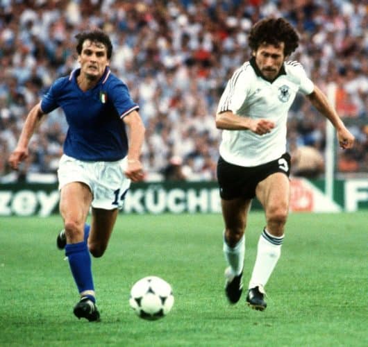Italiens Stürmer Marco Tardelli (L) und Paul Breitner am 11.Juli 1982 in Madrid im WM-Finale. Italien gewinnt mit 3:1 und wird Fußball-Weltmeister. AFP PHOTO