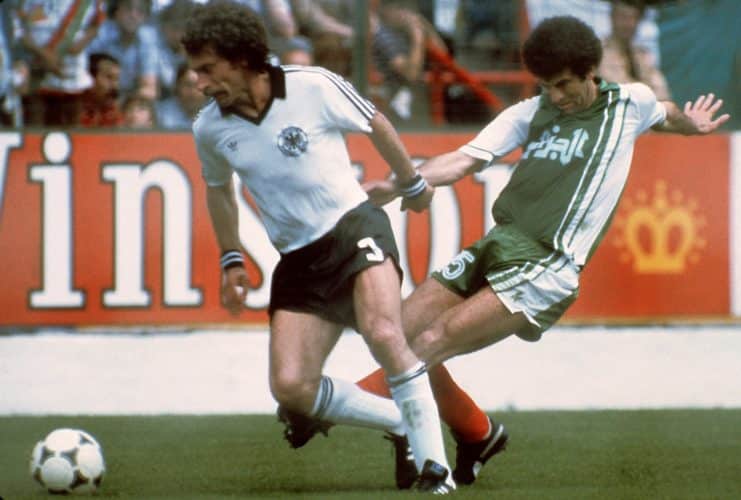 Paul Breitner gegen den Algerier Mustapha Dahleb am 16. Juni 1982 in Gijon. Algerien gewinnt mit 2:1 . AFP PHOTO / AFP PHOTO / STAFF