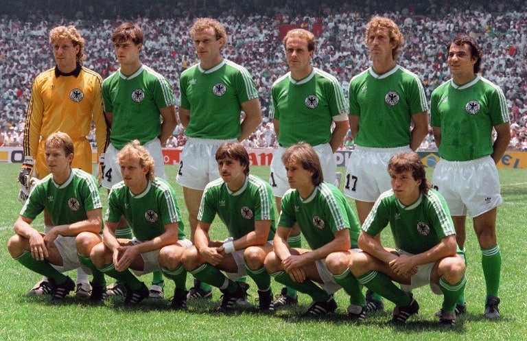 Die deutsche Startaufstellung gegen Argentinien am 29. Juni 1986 in Mexico City im WM-Endspiel. (Stehend von links : Harald Schumacher, Thomas Berthold, Hans-Peter Briegel, Karl-Heinz Rummenigge, Ditmar Jakobs, Felix Magath; vordere Reihe von links: Karl Heinz Foerster, Andreas Brehme, Klaus Allofs, Norbert Eder, Lothar Matthaeus) AFP PHOTO