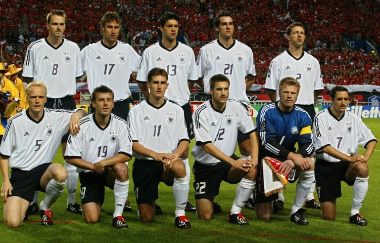 Deutschlands Nationelf am 25. Juni 2002 im Seoul World Cup stadium vor dem Halbfinale gegen Südkorea: Dietmar Hamann, Marco Bode, Michael Ballack, Christoph Metzelder, Thomas Linke; links vorne: Carsten Ramelow, Bernd Schneider, Miroslav Klose, Torsten Frings und Torwart Oliver Kahn. AFP PHOTO - Jacques DEMARTHON