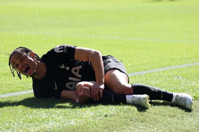 Xavi Simons von Tottenham Hotspur liegt nach einer Verletzung auf dem Rasen. Der Niederländer musste sich am 25. April 2026 beim Premier-League-Spiel zwischen Wolverhampton Wanderers und Tottenham im Molineux behandeln lassen. Michael Steele / Getty Images