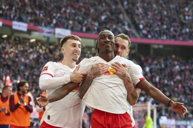 Yan Diomande von RB Leipzig jubelt nach seinem Treffer zum 1:0 mit David Raum und Brajan Gruda im Bundesliga-Spiel zwischen RB Leipzig und Borussia Mönchengladbach in der Red Bull Arena am 11. April 2026 in Leipzig. Foto: Maja Hitij / Getty Images