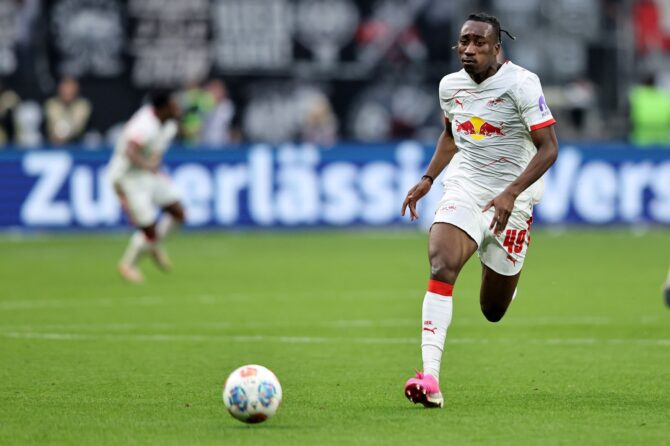 Yan Diomande von RB Leipzig läuft mit dem Ball beim Bundesliga-Spiel zwischen Eintracht Frankfurt und RB Leipzig in der Deutschen Bank Park am 18. April 2026 in Frankfurt am Main. (Christof Koepsel / Getty Images)