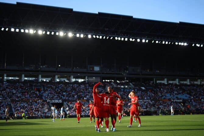 Yuito Suzuki feiert sein Tor zum 3:0 für den SC Freiburg mit Johan Manzambi und Jordy Makengo im UEFA-Europa-League-Viertelfinale (Rückspiel) gegen Real Club Celta am 16. April 2026 im Estadio Balaidos in Vigo. (Diogo Cardoso / Getty Images Europe via Getty Images)