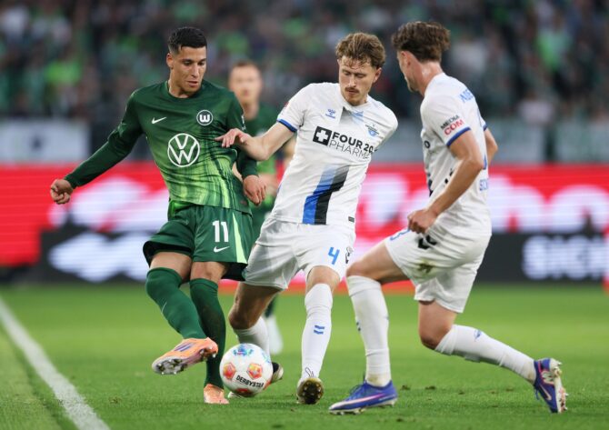 Adam Daghim vom VfL Wolfsburg im Duell mit Calvin Brackelmann vom SC Paderborn 07 beim Bundesliga-Relegations-Hinspiel am 21. Mai 2026 in der Volkswagen Arena. (Selim Sudheimer / Getty Images Europe via Getty Images)