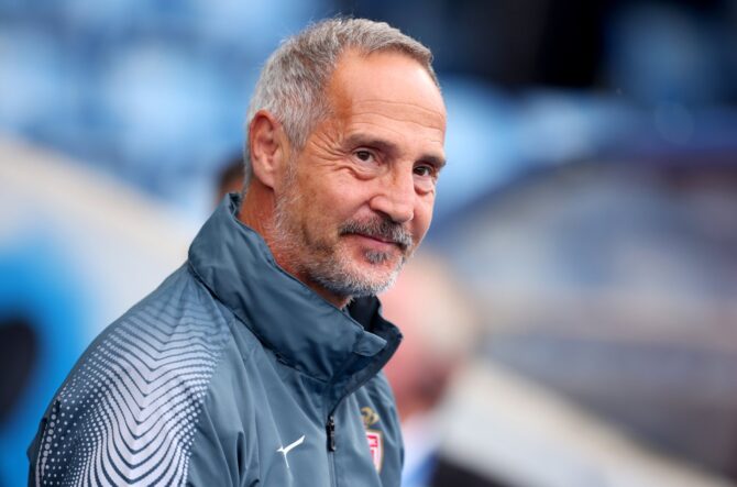 AS Monaco-Trainer Adi Hütter verfolgt konzentriert das Vorbereitungsspiel seiner Mannschaft gegen Nottingham Forest am 19. Juli 2025 im SMH Group Stadium in Chesterfield. Der österreichische Coach bereitete Monaco in der englischen Provinz auf die neue Ligue-1-Saison vor. (Ed Sykes / Getty Images Europe via Getty Images)