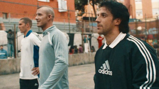 Drei Fußball-Legenden in klassischen adidas-Trikots stehen auf einem Hinterhofplatz – eine Szene aus dem adidas-Kurzfilm "Backyard Legends" vom 7. Mai 2026, der anlässlich der FIFA Weltmeisterschaft 2026™ die Entstehung von Legenden und die Freude am Spiel feiert. (Copyright adidas)
