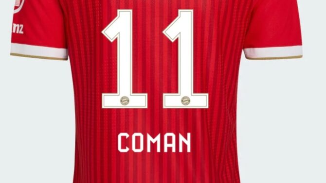 Das neue Heimtrikot des FC Bayern München von adidas – Kingsley Coman trägt Rückennummer 11. Das rot-gestreifte Trikot mit dem Schriftzug "Mia san Mia" am Kragen präsentiert adidas für die Saison 2026. (Copyright adidas)