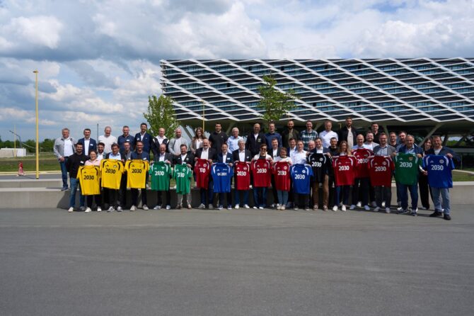 Vertreter verschiedener nationaler Fußballverbände posieren am 5. Mai 2026 vor der Adidas-Zentrale in Herzogenaurach mit Nationalmannschaftstrikots für die FIFA Fußball-Weltmeisterschaft 2030. Der Sportartikelriese stattete als offizieller Ausrüster zahlreiche WM-Teilnehmer aus und präsentierte die Kollektion anlässlich des Events auf dem Adidas World of Sports Campus. (Copyright adidas)