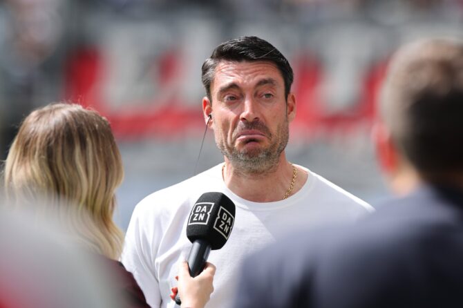 Albert Riera gibt vor dem Bundesliga-Heimspiel von Eintracht Frankfurt gegen den Hamburger SV ein DAZN-Interview. Der Cheftrainer der Adler sprach am 3. Mai 2026 vor dem Anpfiff im Deutsche Bank Park in Frankfurt mit den Medien. (Alex Grimm / Getty Images)