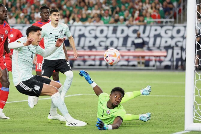 Edson Álvarez von Mexiko versucht einen Schuss beim Concacaf Gold Cup gegen Haiti. Mexiko siegte 3:1 im Gruppenspiel im State Farm Stadium in Glendale, Arizona, Juni 2023. Christian Petersen / Getty Images