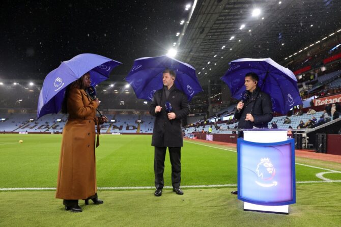 Die Amazon-Prime-Experten Eni Aluko, Thomas Hitzlsperger und Moderator Manish Bhasin nehmen am 4. Dezember 2024 im Villa Park in Birmingham ihre Positionen auf dem Rasen ein, bevor das Premier-League-Spiel zwischen Aston Villa und Brentford angepfiffen wird. (David Rogers / Getty Images)