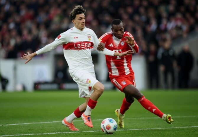 Ameen Al-Dakhil vom VfB Stuttgart behauptet sich im Zweikampf mit Bayerns Stürmer Nicolas Jackson. Das Bundesliga-Duell in der MHPArena in Stuttgart fand am 6. Dezember 2025 statt. Alex Grimm / Getty Images