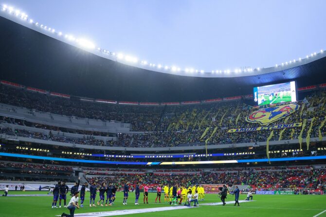 Blick ins Banorte-Stadion in Mexiko-Stadt während der Aufstellung der Spieler beim Viertelfinale-Hinspiel der Liga MX zwischen Club América und Pumas UNAM (Torneo Clausura 2026) am 3. Mai 2026. Manuel Velasquez / Getty Images