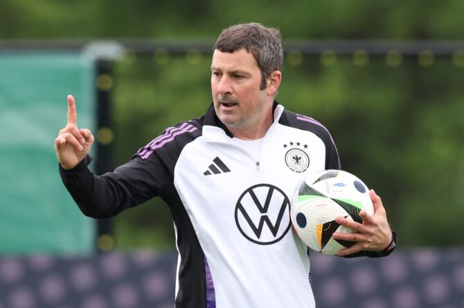 Co-Trainer Andreas Kronenberg erteilt der deutschen Nationalmannschaft beim Trainingslager im Spa & Golf Resort Weimarer Land in Blankenhain am 28. Mai 2024 taktische Anweisungen - am zweiten Tag des DFB-Trainingslagers zur Vorbereitung auf die Heim-EM 2024. (Alexander Hassenstein / Getty Images Europe via Getty Images)