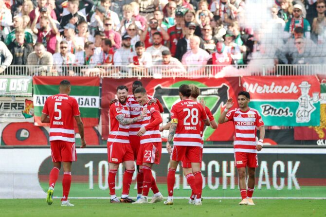Andrej Ilić vom 1. FC Union Berlin bejubelt seinen Treffer zum 2:0 gemeinsam mit seinen Teamkollegen. Die Szene entstand beim Bundesliga-Spiel zwischen dem 1. FC Union Berlin und dem FC Augsburg im Stadion An der Alten Försterei in Berlin, Mai 2026. Maja Hitij / Getty Images