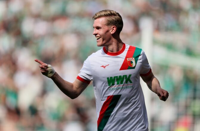 Anton Kade vom FC Augsburg jubelt über seinen Treffer zum 1:0 beim Bundesliga-Auswärtsspiel gegen SV Werder Bremen im Weserstadion in Bremen am 2. Mai 2026. (Selim Sudheimer / Getty Images Europe via Getty Images)