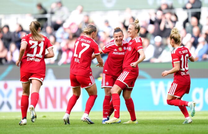 Arianna Caruso vom FC Bayern München feiert mit ihren Mitspielerinnen das 4:0 im DFB-Pokal-Finale der Frauen 2026 gegen den VfL Wolfsburg im RheinEnergieStadion in Köln am 14. Mai 2026. Pau Barrena / Getty Images