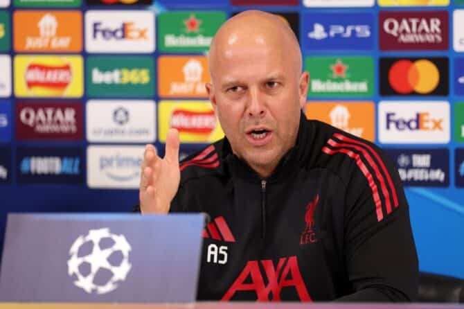 Liverpool-Trainer Arne Slot spricht auf der Pressekonferenz im Anfield vor dem Viertelfinale der UEFA Champions League 2025/26 mit den Medien. Die Pressekonferenz fand am 13. April 2026 in Liverpool statt. Jan Kruger / Getty Images