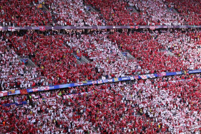 Arsenal-Fans zeigen ihre Unterstützung vor dem UEFA Champions-League-Finale zwischen Paris Saint-Germain und Arsenal FC in der Puskás-Arena. Das Finale fand am 30. Mai 2026 in Budapest, Ungarn statt. Richard Heathcote / Getty Images Europe via Getty Images