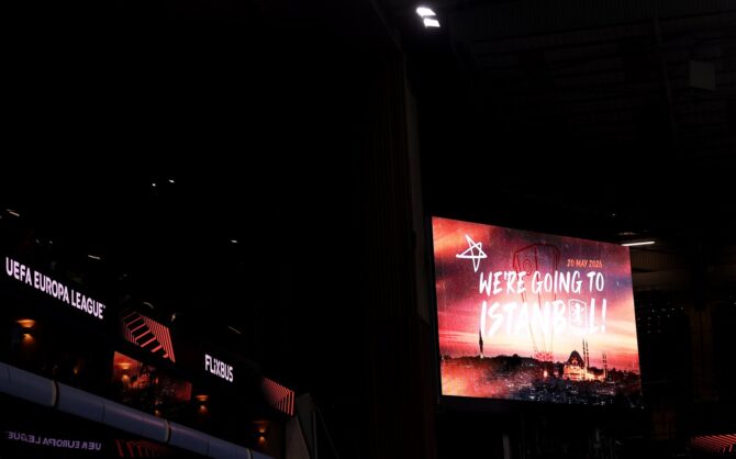 Ein Bildschirm im Villa Park feiert den Einzug von Aston Villa ins UEFA-Europa-League-Finale in Istanbul, aufgenommen nach dem Rückspiel im Halbfinale 2025/26 gegen Nottingham Forest am 7. Mai 2026 in Birmingham. Carl Recine / Getty Images Europe via Getty Images
