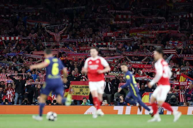 Fans von Atlético de Madrid halten ihre Schals in die Höhe im Champions-League-Halbfinale (Rückspiel) gegen den FC Arsenal im Arsenal Stadium in London am 5. Mai 2026. (Justin Setterfield / Getty Images Europe)