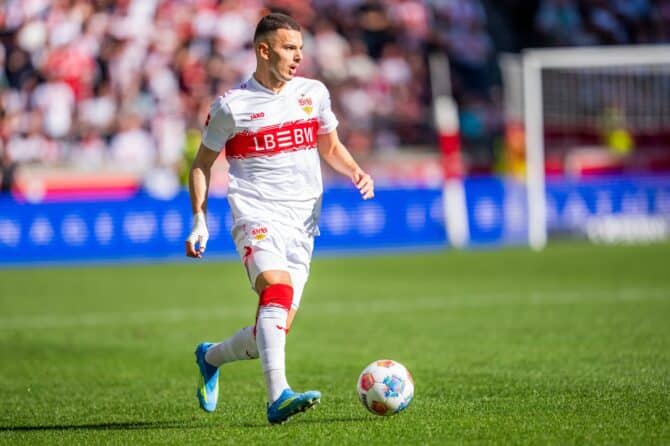Badredine Bouanani vom VfB Stuttgart am Ball im Bundesliga-Heimspiel gegen SV Werder Bremen. Die Partie in der MHPArena in Stuttgart fand am 26. April 2026 statt. Sona Maleterova / Getty Images
