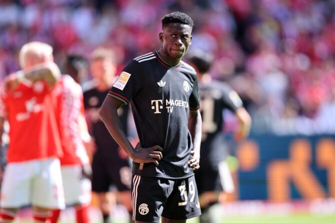 Bara Ndiaye vom FC Bayern München verfolgt das Spielgeschehen im Bundesliga-Duell gegen den 1. FSV Mainz 05 in der MEWA Arena am 25. April 2026. Der Angreifer gehört zu den spannendsten Talenten im Kader des Rekordmeisters. (Alex Grimm / Getty Images Europe via Getty Images)