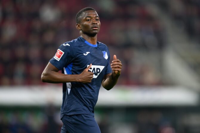 Bazoumana Touré von der TSG 1899 Hoffenheim im Einsatz beim Bundesliga-Spiel gegen den FC Augsburg in der WWK-Arena in Augsburg am 10. April 2026. (Christian Kaspar-Bartke / Getty Images)
