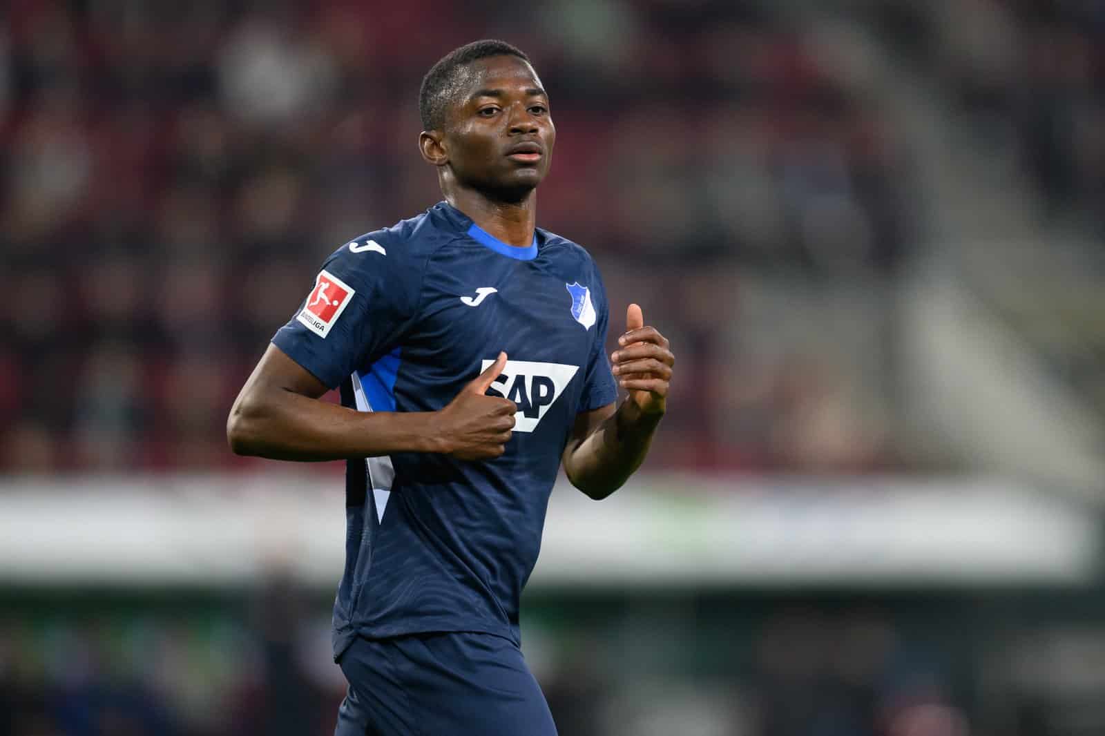 Bazoumana Touré von der TSG 1899 Hoffenheim im Einsatz beim Bundesliga-Spiel gegen den FC Augsburg in der WWK-Arena in Augsburg am 10. April 2026.