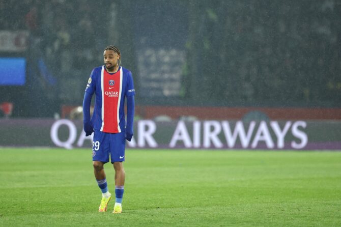Bradley Barcola von Paris Saint-Germain blickt konzentriert auf das Spielgeschehen beim Ligue-1-Spiel gegen Stade Brestois 29 am 10. Mai 2026 im Parc des Princes in Paris. Der Flügelstürmer zählt zu den prägenden Figuren im PSG-Kader der Saison 2025/26. (Catherine Steenkeste / Getty Images Europe via Getty Images)