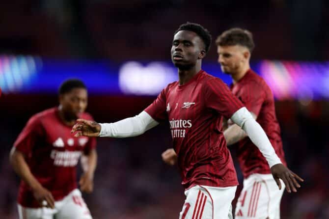 Bukayo Saka wärmt sich vor dem Champions-League-Halbfinale (Rückspiel) zwischen dem FC Arsenal und Atlético de Madrid im Arsenal Stadium in London am 5. Mai 2026 auf. (Justin Setterfield / Getty Images Europe)