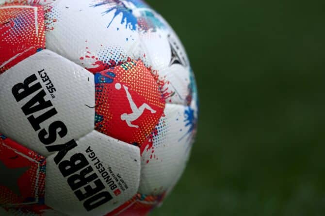 Detailaufnahme des Bundesliga-Spielballs beim Spiel zwischen Borussia Mönchengladbach und Borussia Dortmund im Borussia-Park am 3. Mai 2026 in Mönchengladbach. (Dean Mouhtaropoulos / Getty Images Europe)