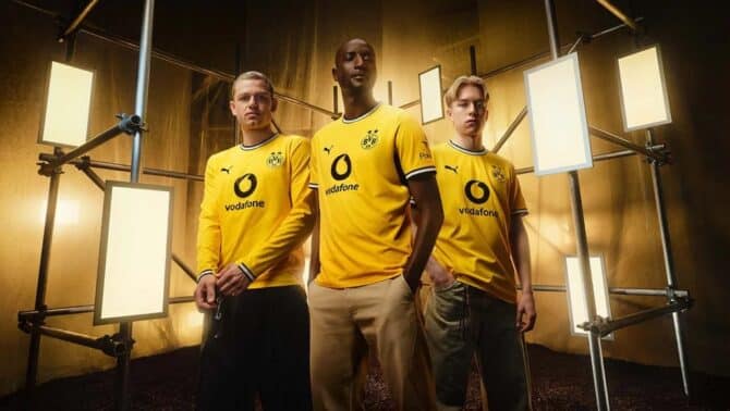 Julian Ryerson, Serhou Guirassy und Carney Chukwuemeka (v.l.n.r.) praesentieren das neue gelbe BVB-Heimtrikot fuer die Saison 2026/27 von PUMA mit Vodafone als Hauptsponsor. Copyright BVB