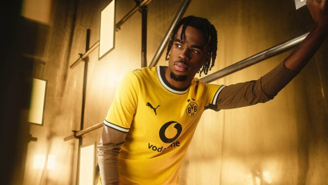 Carney Chukwuemeka praesentiert das neue gelbe Heimtrikot von Borussia Dortmund fuer die Saison 2026/27 von PUMA mit Vodafone als Hauptsponsor. Copyright BVB