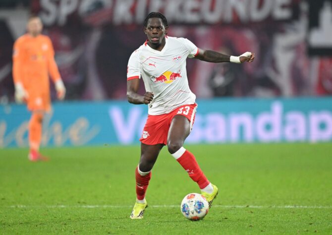 Castello Lukeba von RB Leipzig im Zweikampf beim Bundesliga-Spiel zwischen RB Leipzig und dem FC Bayern München am 17. Januar 2026 in Leipzig. (Stuart Franklin / Getty Images Europe via Getty Images)