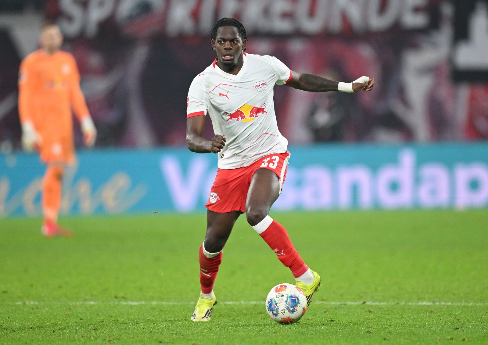 Castello Lukeba von RB Leipzig im Zweikampf beim Bundesliga-Spiel gegen den FC Bayern München am 17. Januar 2026 in Leipzig.