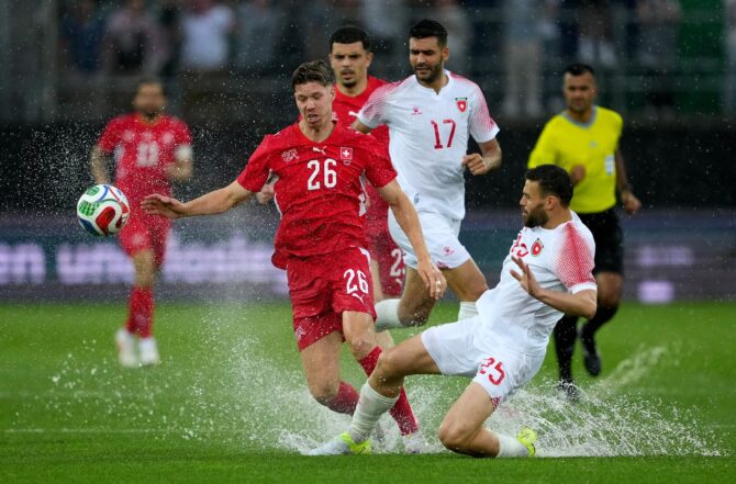 Cedric Itten von der Schweizer Nationalmannschaft im Zweikampf mit Mohammad Al-Dawoud aus Jordanien beim Freundschaftsspiel am 31. Mai 2026 im Kybunpark in St. Gallen. (Sona Maleterova / Getty Images Europe via Getty Images)