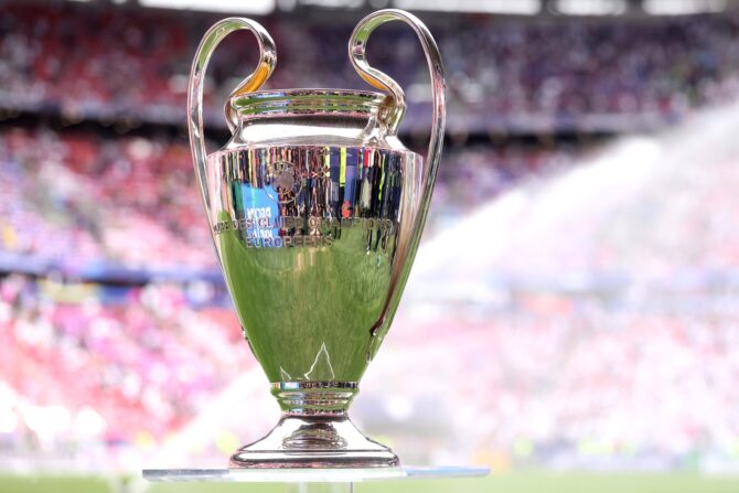 Die UEFA-Champions-League-Trophäe ist in der Puskás-Arena vor dem Finale 2026 zwischen Paris Saint-Germain und Arsenal FC ausgestellt. Das Spiel fand am 30. Mai 2026 in Budapest, Ungarn statt. Carl Recine / Getty Images Europe via Getty Images