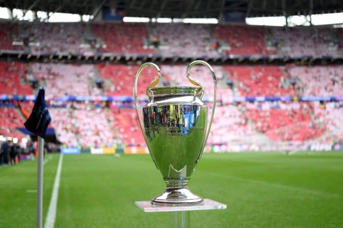 Die UEFA-Champions-League-Trophäe ist im Stadion auf dem Platz vor dem CL-Finale 2026 zwischen Paris Saint-Germain und Arsenal FC in der Puskás-Arena ausgestellt. Das Finale fand am 30. Mai 2026 in Budapest, Ungarn statt. David Ramos / Getty Images Europe via Getty Images