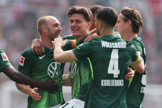Christian Eriksen vom VfL Wolfsburg bejubelt seinen Treffer zum 2:0 gemeinsam mit seinen Teamkollegen. Die Szene entstand beim Bundesliga-Spiel zwischen dem FC St. Pauli und dem VfL Wolfsburg im Millerntor-Stadion in Hamburg, Mai 2026. Selim Sudheimer / Getty Images