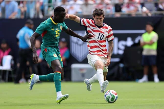Christian Pulisic von den USA im Zweikampf mit Krepin Diatta aus Senegal beim Freundschaftsspiel am 31. Mai 2026 im Bank of America Stadium in Charlotte, North Carolina. (Jamie Squire / Getty Images North America via Getty Images)