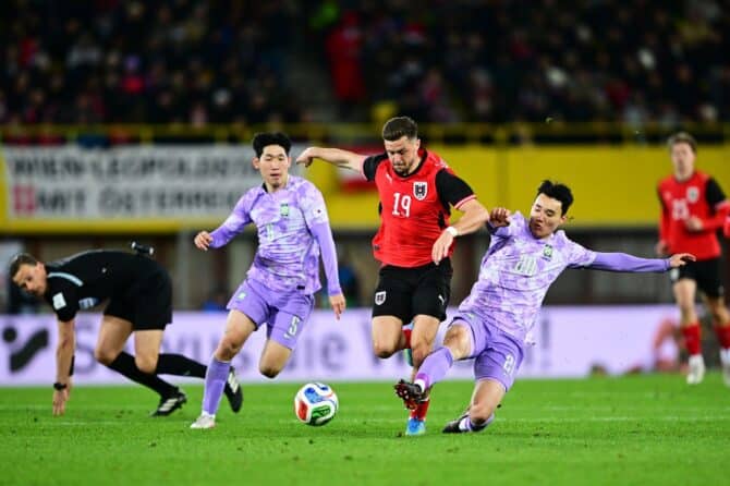 Christoph Baumgartner von Österreich im Zweikampf mit Hyun-Seok Hong und Hyunjun Yang aus Südkorea beim Freundschaftsspiel zwischen Österreich und Südkorea am 31. März 2026 in Wien. (Christian Bruna / Getty Images Europe via Getty Images)