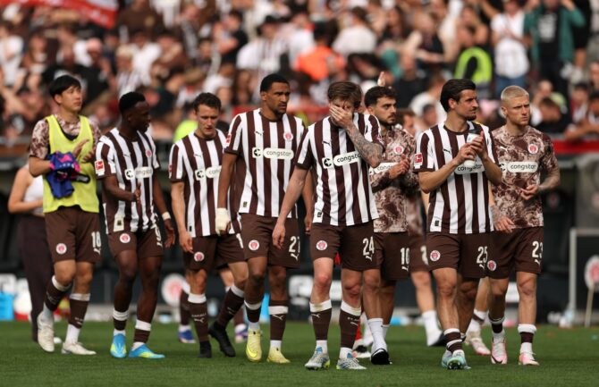 Conor Metcalfe vom FC St. Pauli reagiert auf den Schlusspfiff des Bundesligaspiels gegen 1. FSV Mainz 05 im Millerntor-Stadion am 3. Mai 2026 in Hamburg. (Maja Hitij / Getty Images Europe via Getty Images)