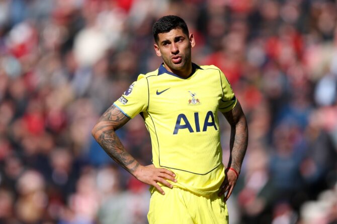 Tottenham-Innenverteidiger Cristian Romero kann seine Tränen beim Premier-League-Spiel gegen Sunderland im Stadium of Light am 12. April 2026 nicht zurückhalten. Der argentinische Nationalspieler zeigte sich sichtlich bewegt. George Wood / Getty Images
