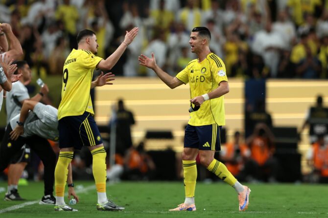 Cristiano Ronaldo vom FC Al Nassr wird beim Spiel der Saudi Pro League gegen Al Hilal ausgewechselt und begrüßt dabei seinen Teamkollegen Abdullah Al Hamdan. Die Partie fand am 12. Mai 2026 im Al Awwal Park in Riad statt. (Yasser Bakhsh / Getty Images Europe via Getty Images)
