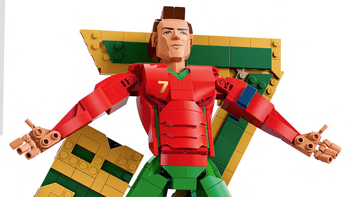 Die LEGO-Figur von Cristiano Ronaldo (Set 43016) zeigt den portugiesischen Weltstar in seinem roten Nationalmannschaftstrikot mit der Nummer 7, die Arme in seiner berühmten Jubelpose ausgebreitet. (Bild: LEGO)